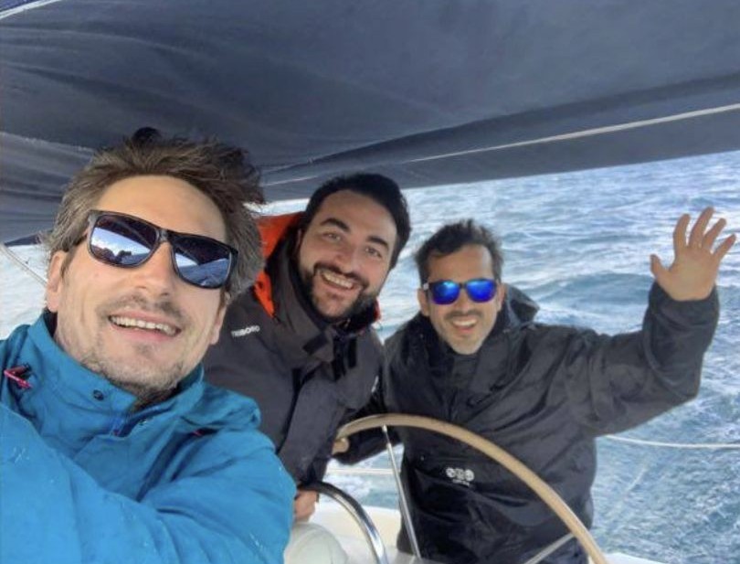 Un patrón al timón de un velero frente a Puerto Banús, Marbella