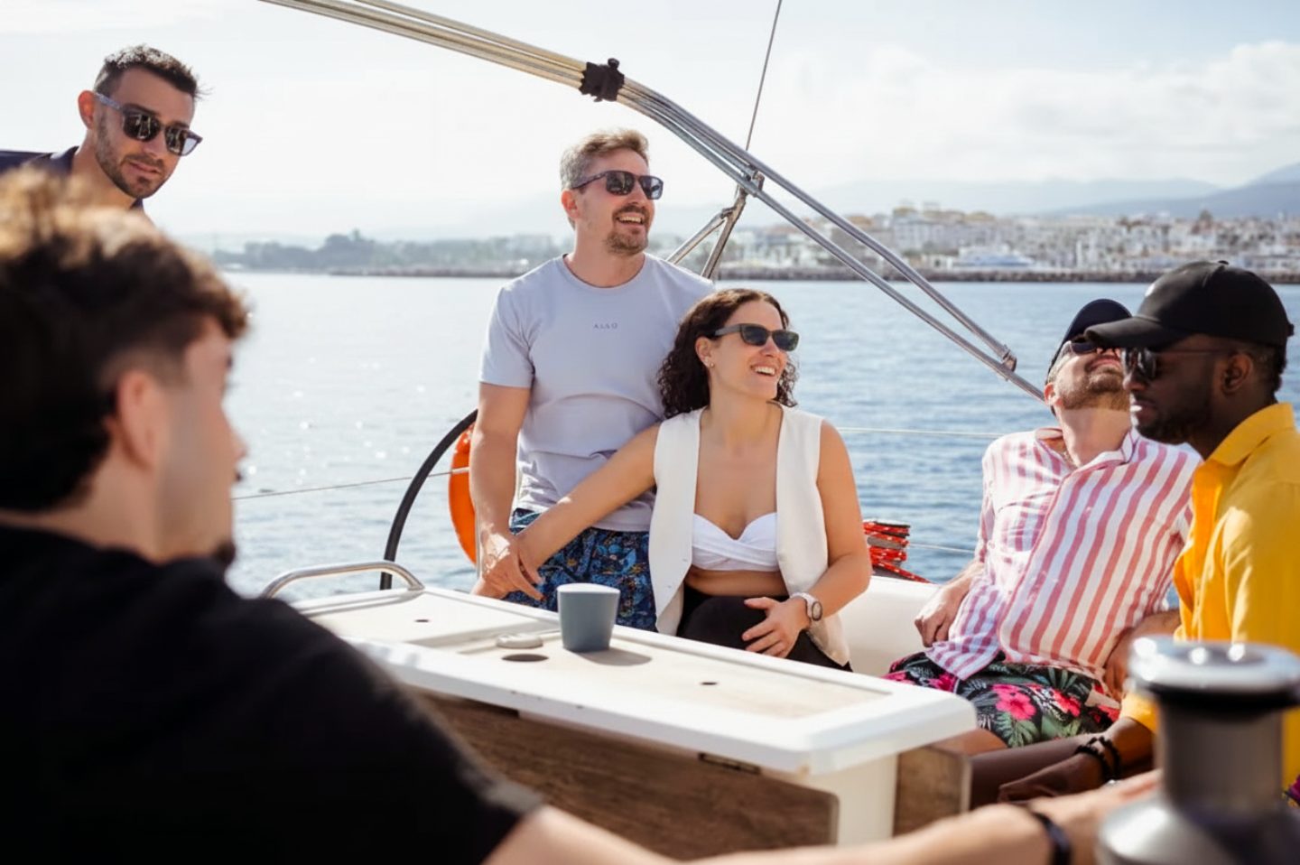 Amigos en la bañera de Váruna, un Dufour 410, en un chárter pasando Puerto Banús, Marbella