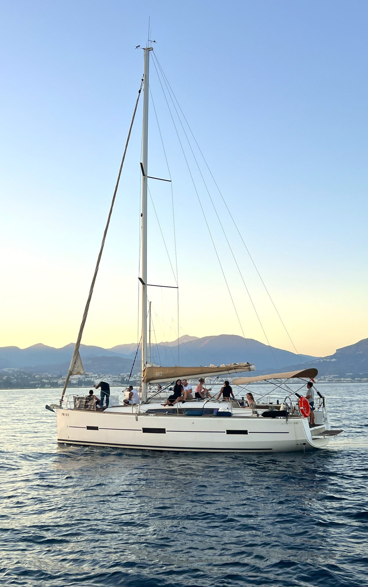 Velero Váruna, un Dufour 410 de diseño moderno, navegando a vela en Marbella