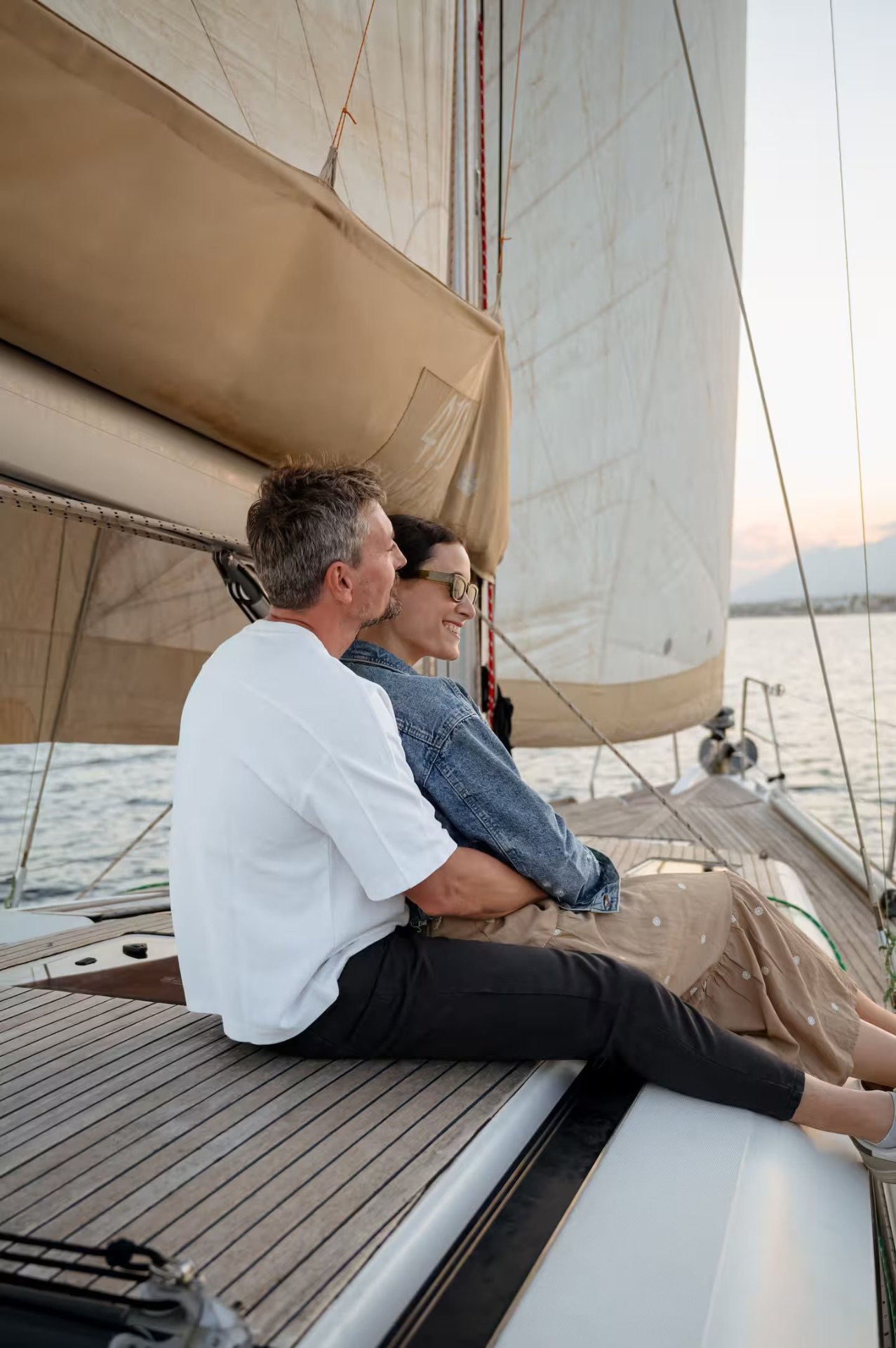 Pareja viendo el atardecer a bordo de Neptuno, un Beneteau Oceanis 48, frente a Marbella