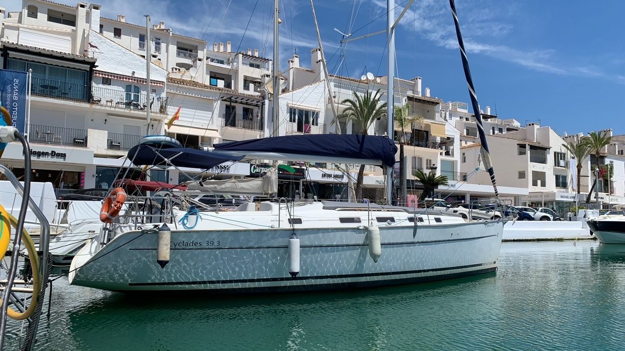 Un velero de nuestra flota propia atracado en el pantalán 4 de Puerto Banús, Marbella