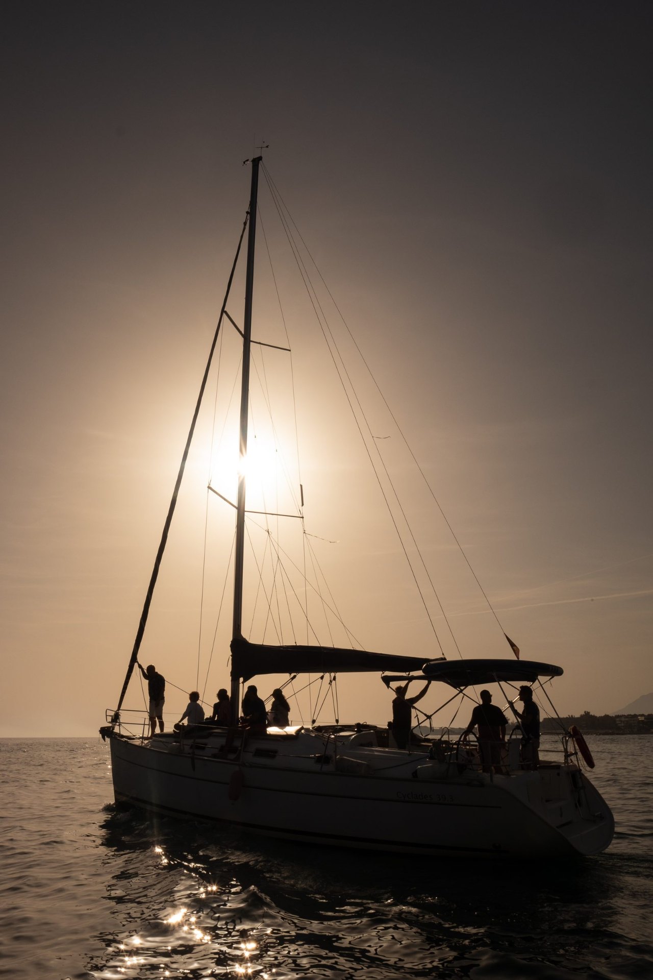 Velero recortado contra el atardecer en una salida al atardecer desde Puerto Banús, Marbella