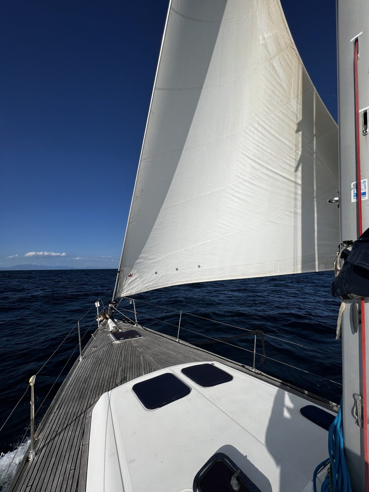 Nirvana, velero Dufour 455, navegando frente a Marbella — vista de la cubierta de teca