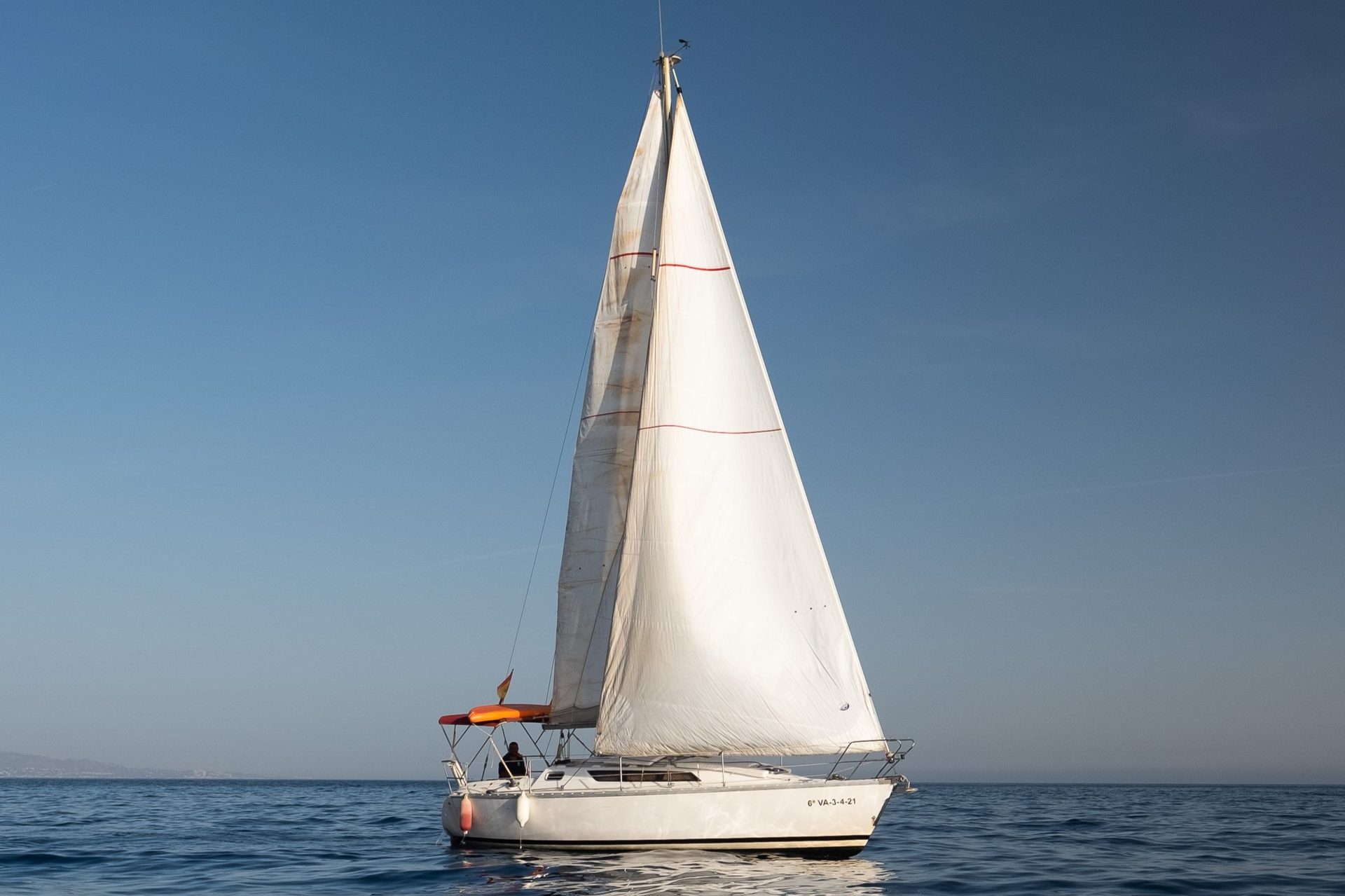 Velero Samaruc, un Jeanneau Sun Light 31, para salidas a vela en Marbella y Puerto Banús
