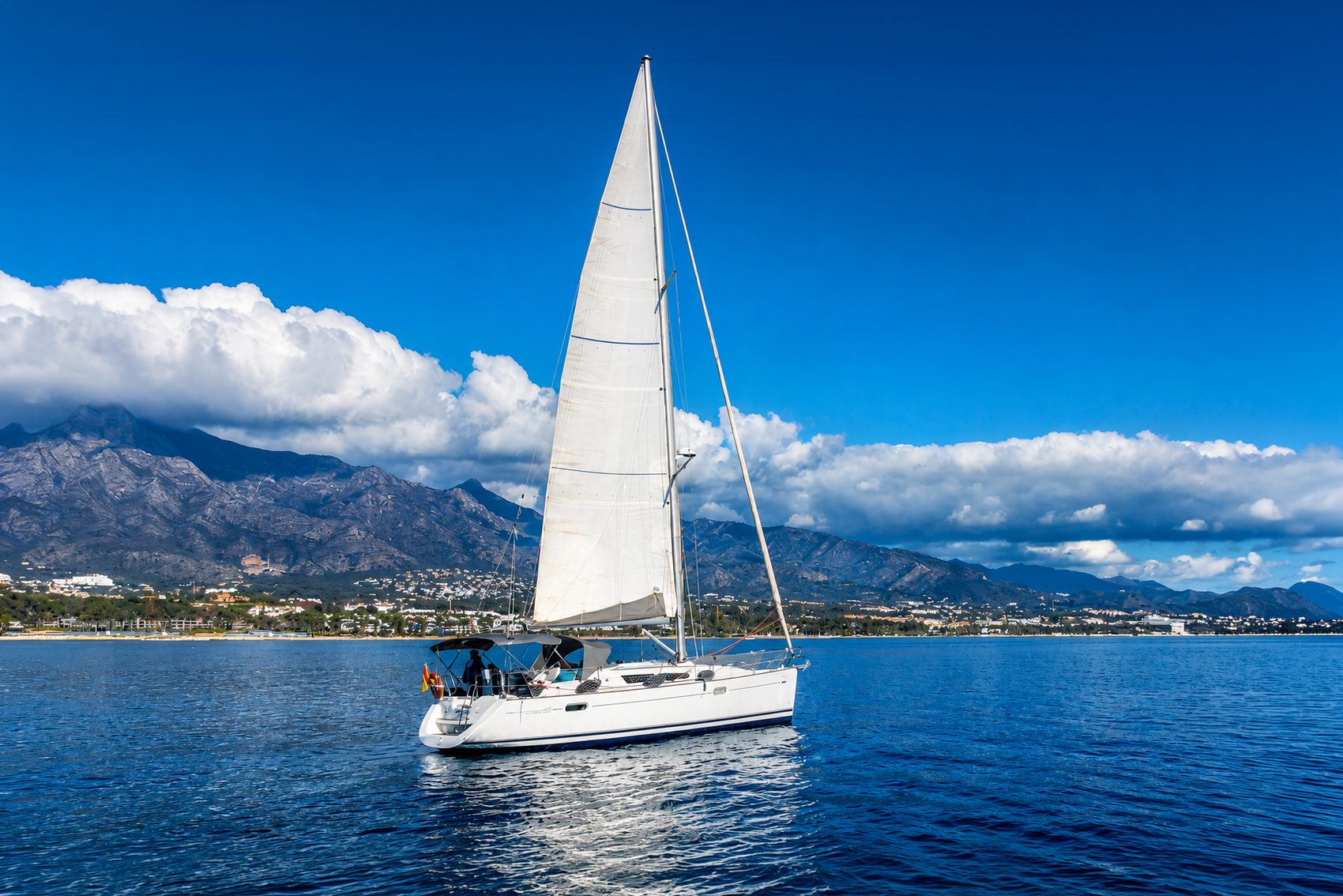 Gran Rick, velero Jeanneau Sun Odyssey 39i, navegando frente a Marbella con La Concha al fondo