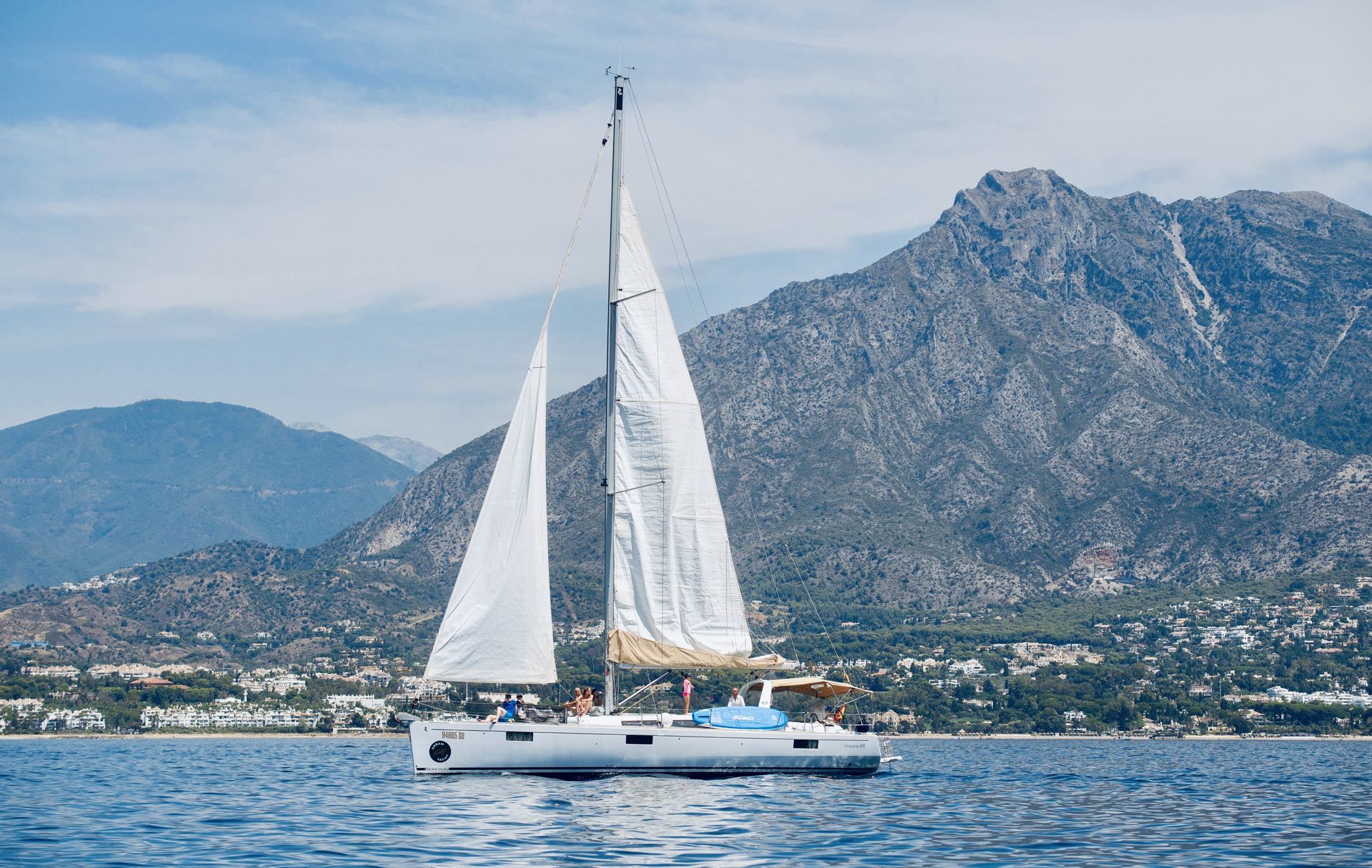 Velero Neptuno, un Beneteau Oceanis 48 y buque insignia de la flota, navegando en Marbella