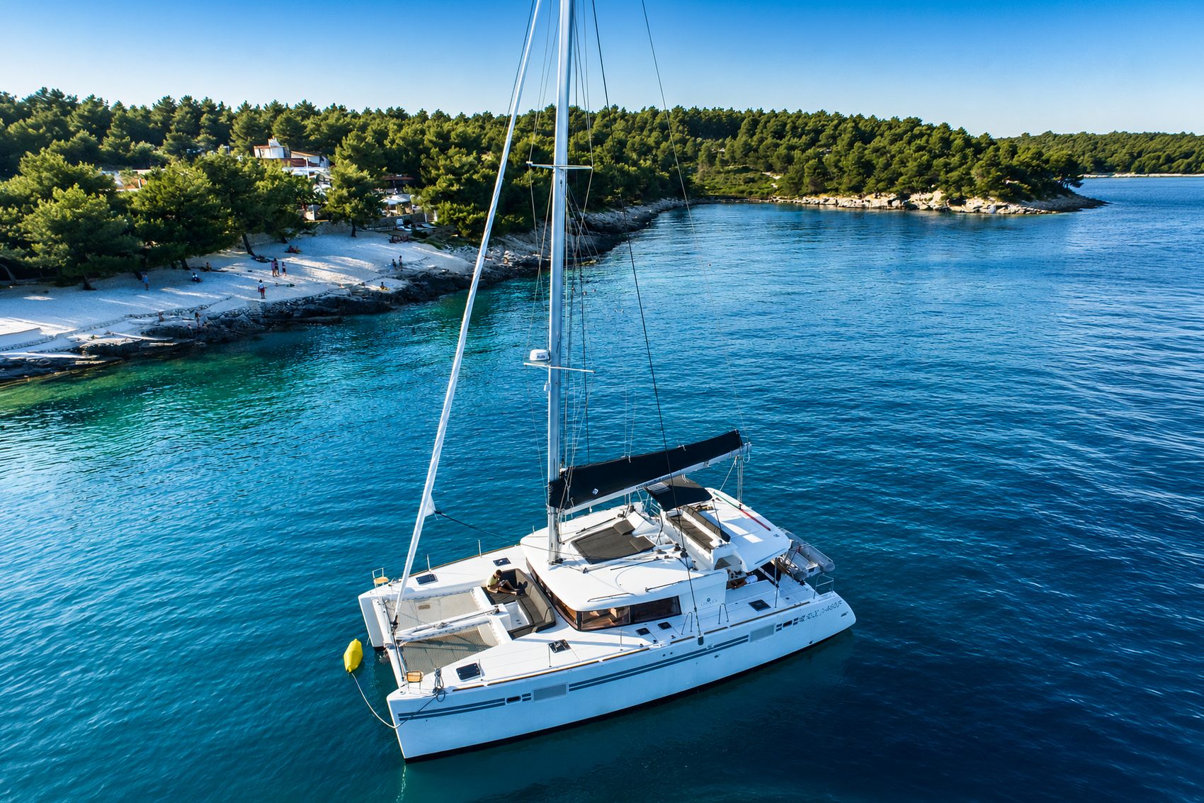 Quicon, catamarán Lagoon 450, fondeado en una cala de aguas claras
