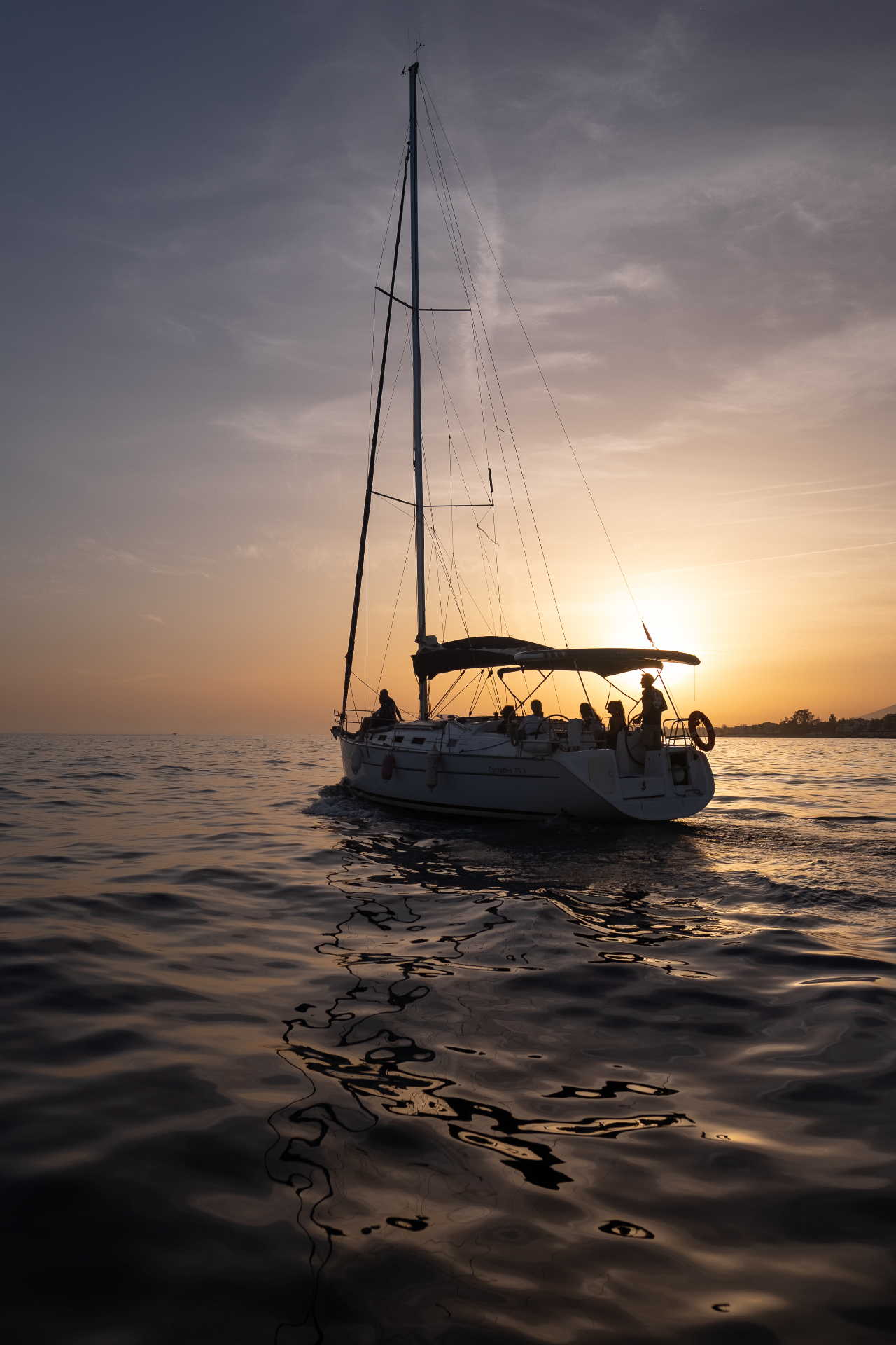 Silueta de velero privado al atardecer en un chárter desde Puerto Banús, Marbella
