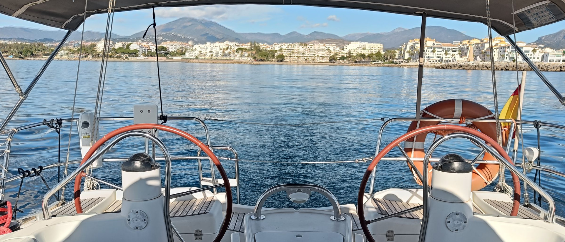 Un velero navegando frente a la costa de Marbella